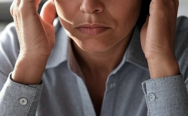 Девушка нервничает